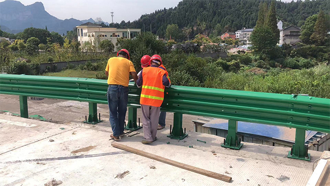 郴州高速公路护栏板的维护确保道路安全的关键环节