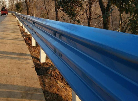 郴州公路波形护栏板的优点